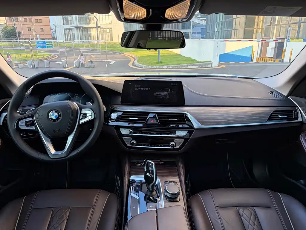 BMW 5 Series — миниатюра 8