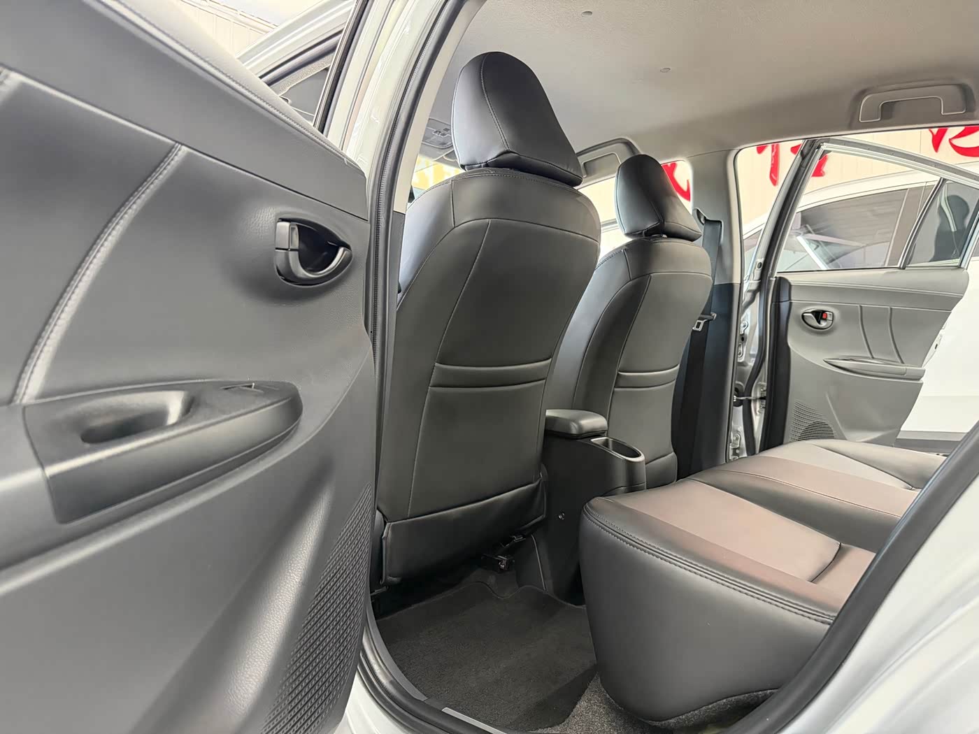 Toyota YARiS L Zhi Xuan 1.5 л 2022 г. Серебристо-серый, пробег 10000 км