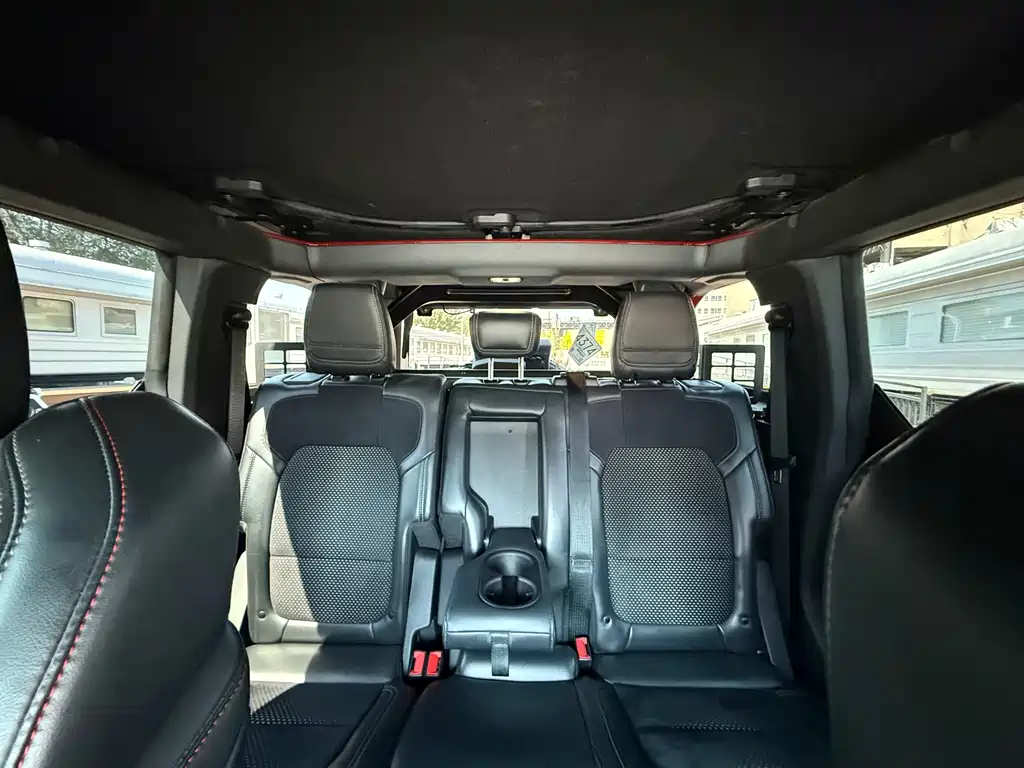 Ford Bronco (Import) — миниатюра 8