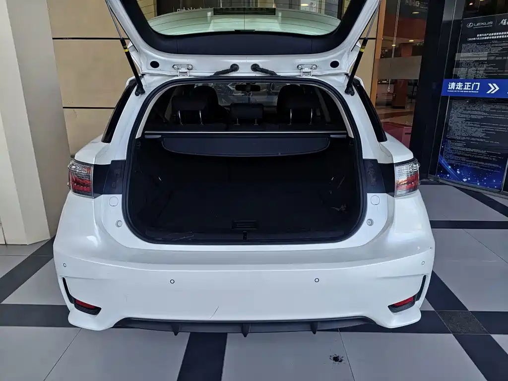 Lexus CT — миниатюра 8