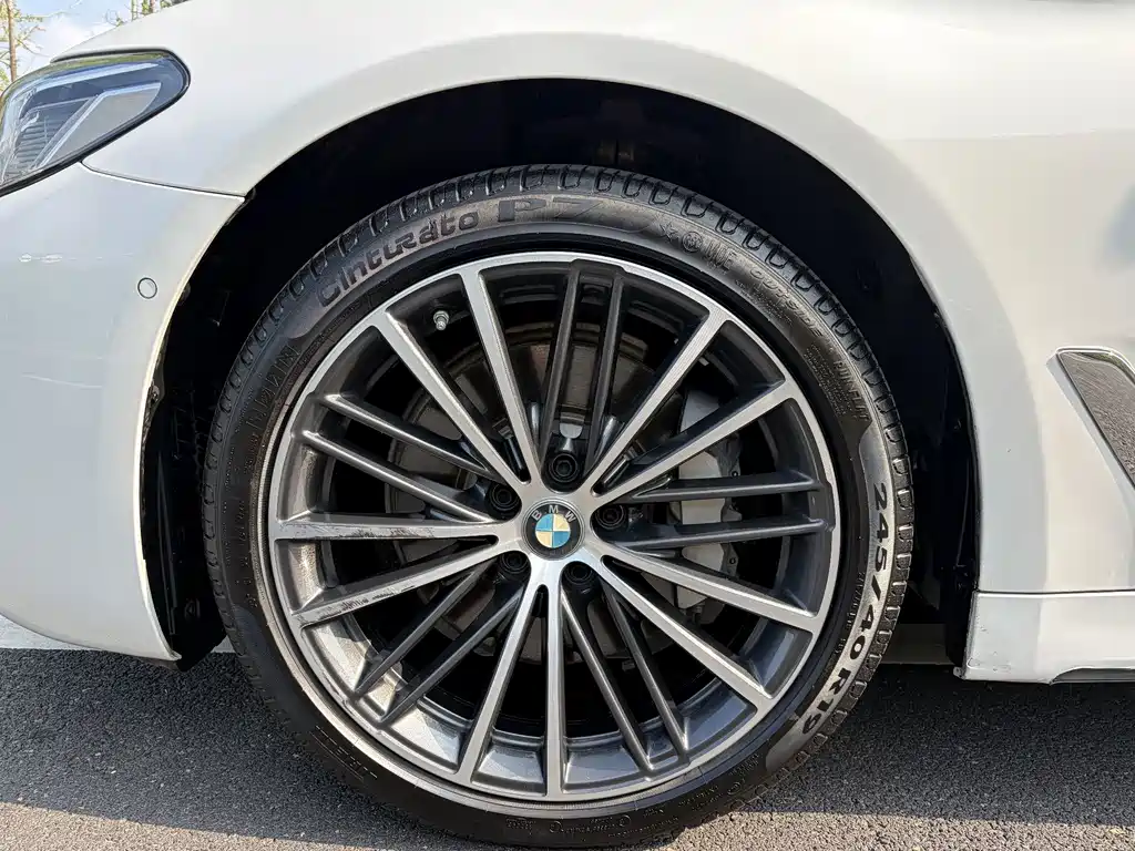 BMW 5 Series — миниатюра 23