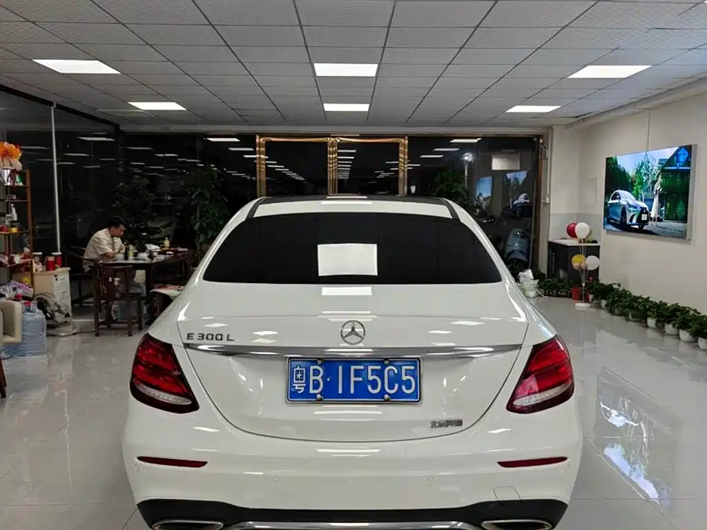 Mercedes-Benz E-Class — миниатюра 2