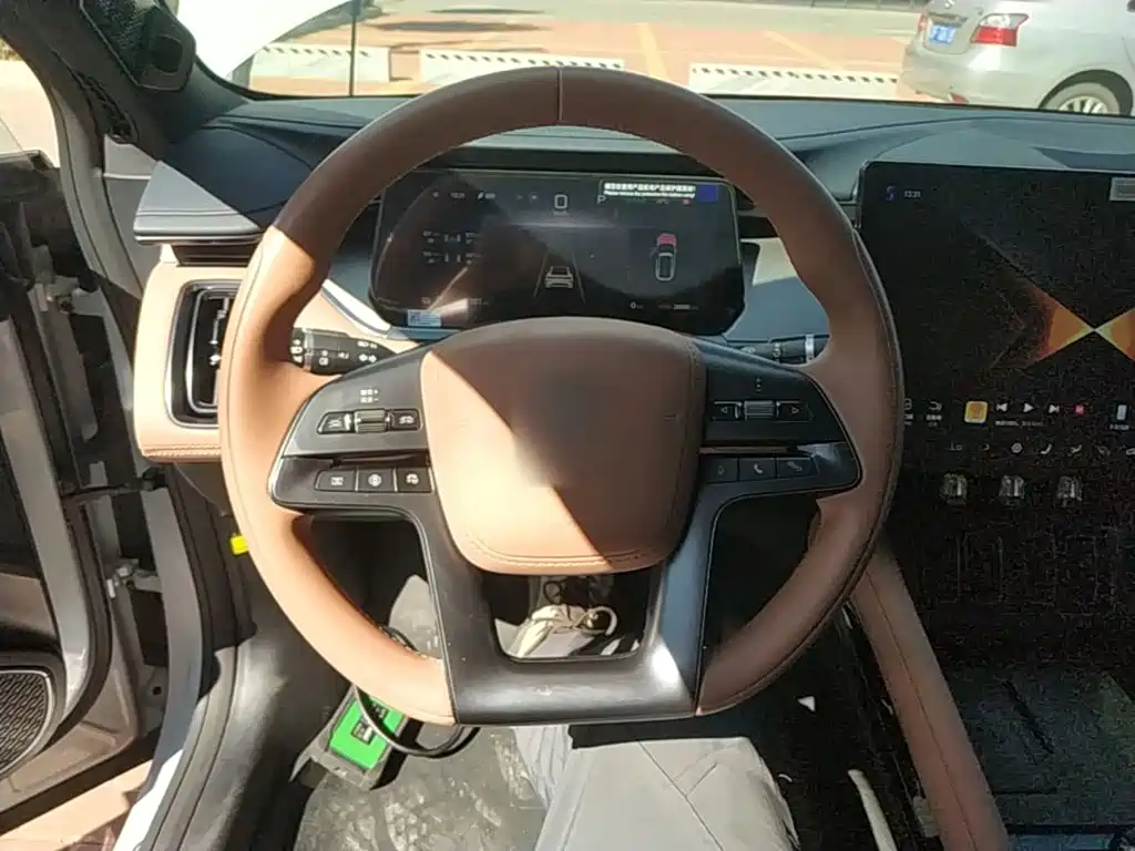 BYD L EV — миниатюра 11