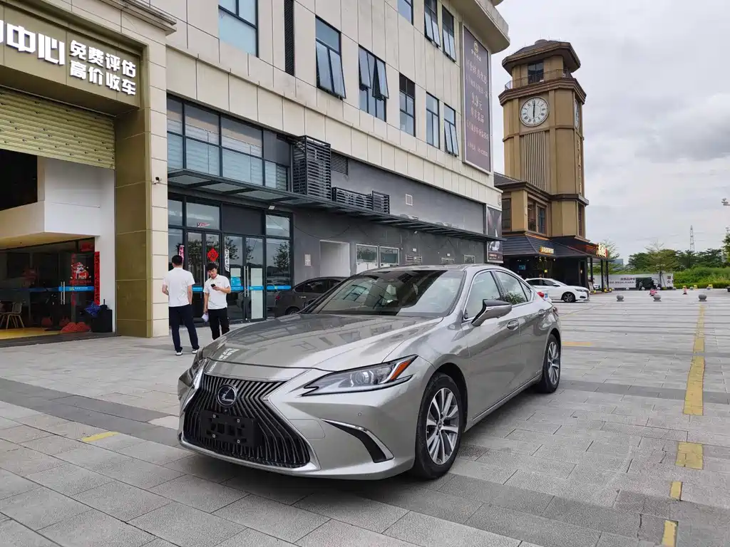 2021 Lexus ES - zdjęcie 1 z 9