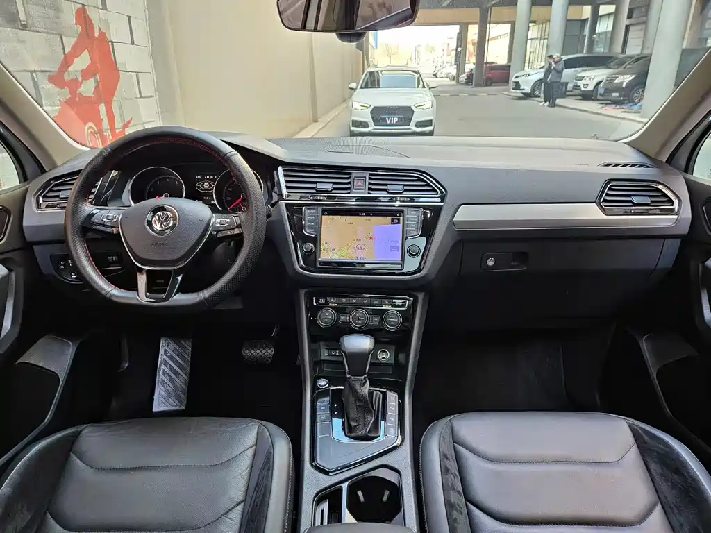 Volkswagen Tiguan L L 2017 330TSI AT Luxury