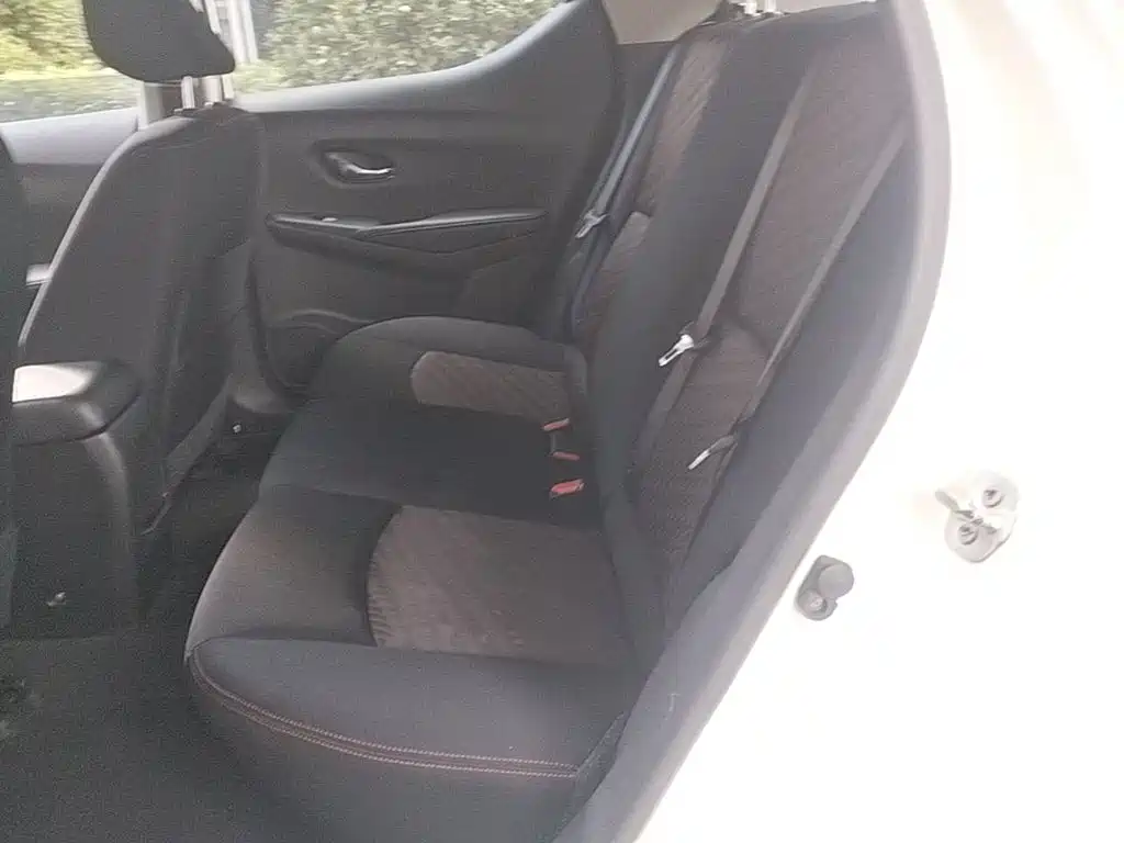 Nissan Bluebird — миниатюра 17