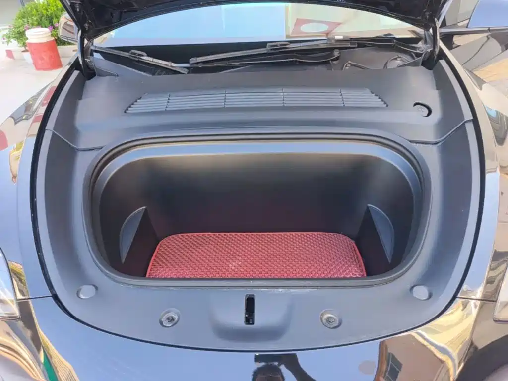 Tesla Model Y — миниатюра 20