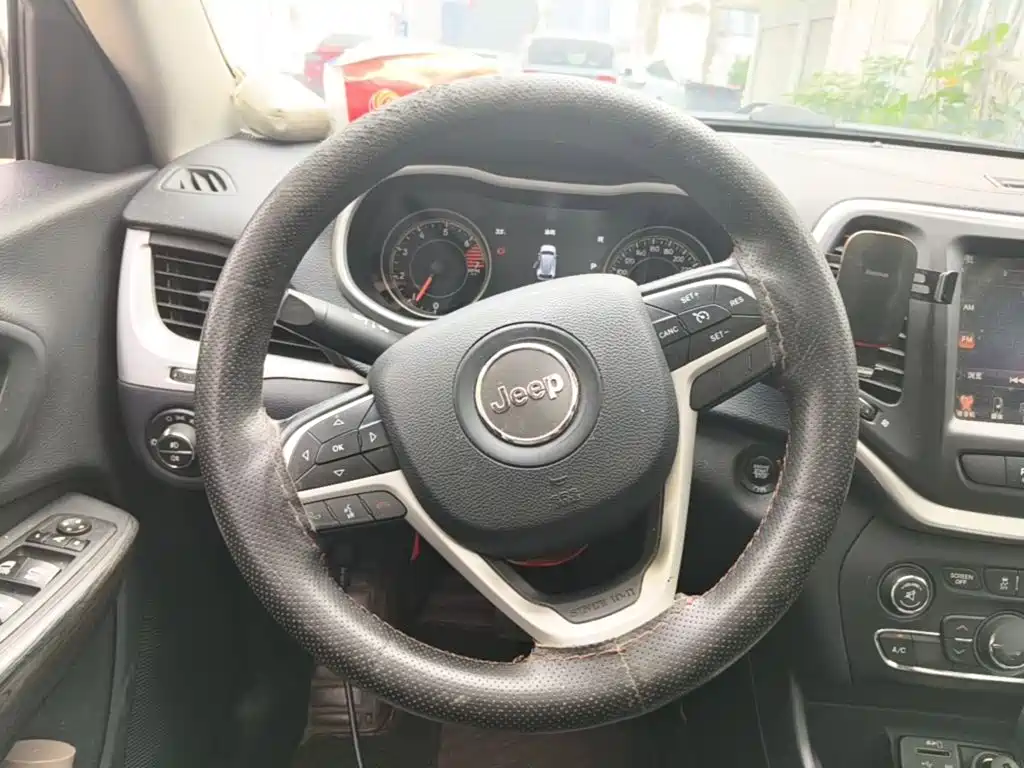 Jeep Cherokee — миниатюра 11