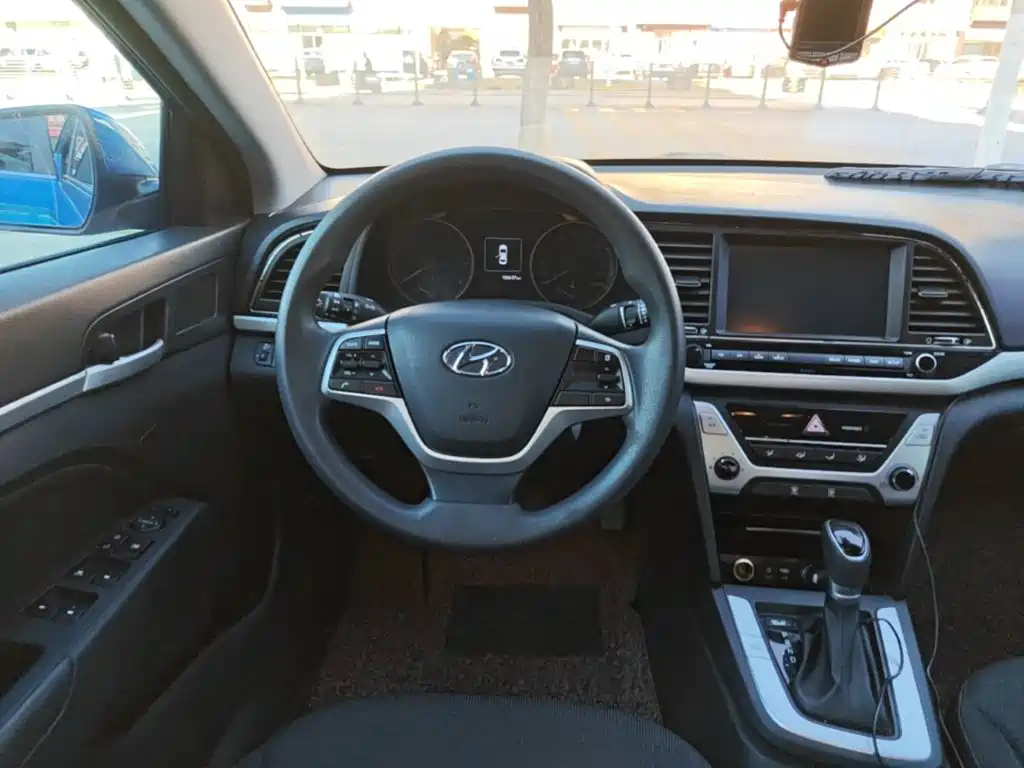 Hyundai Elantra — миниатюра 11