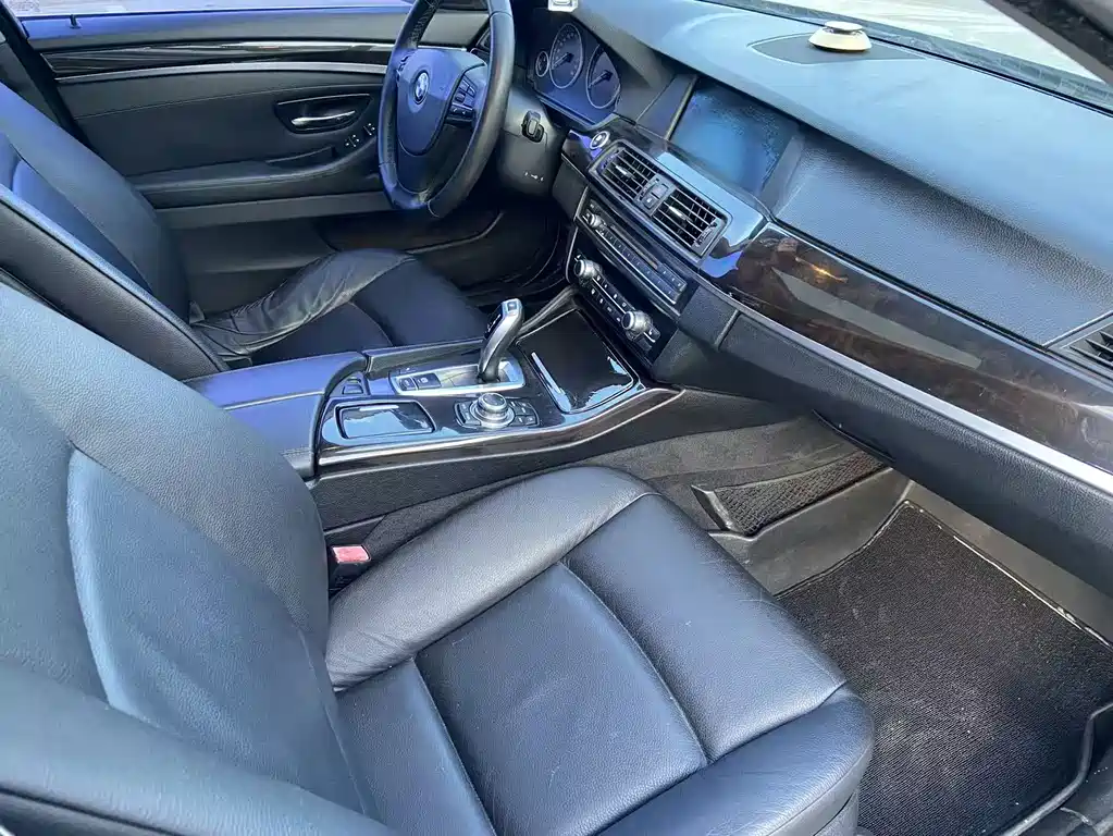 BMW 5 Series — миниатюра 11