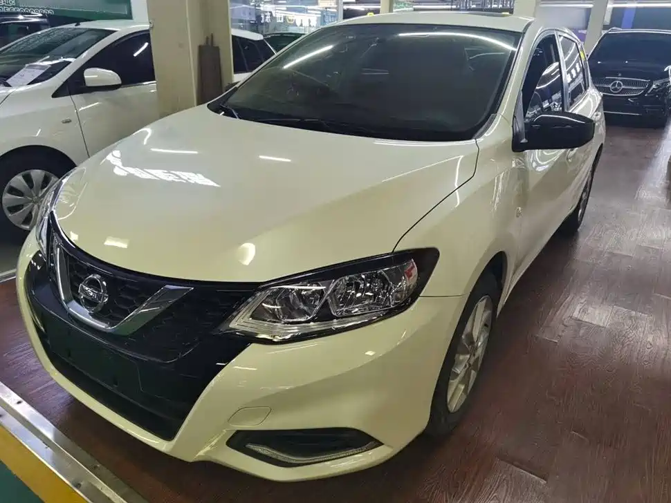 NISSAN TIIDA