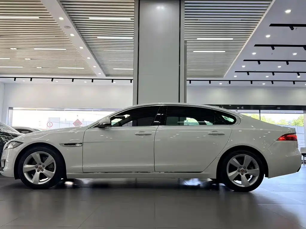 Jaguar XFL — миниатюра 3