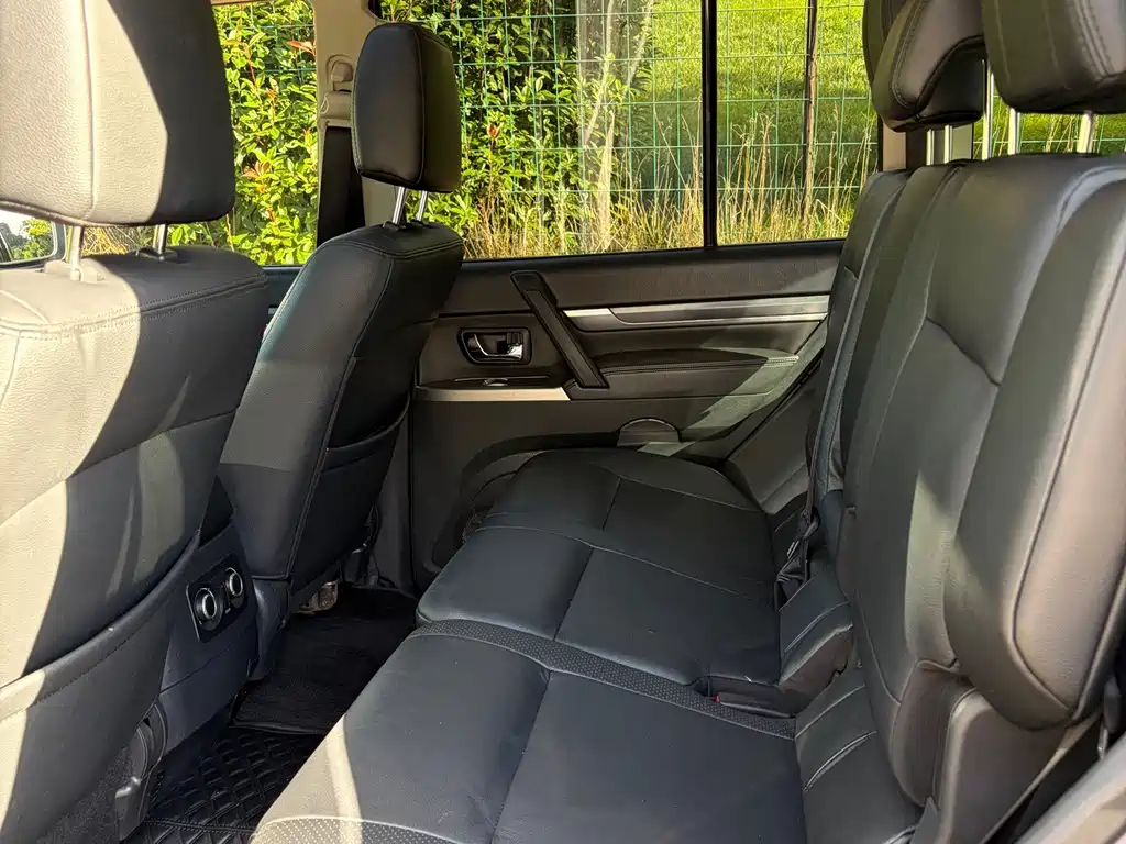 Mitsubishi Pajero (Import) — миниатюра 12