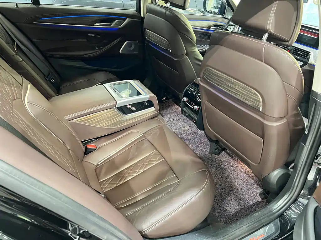 BMW 5 Series — миниатюра 13