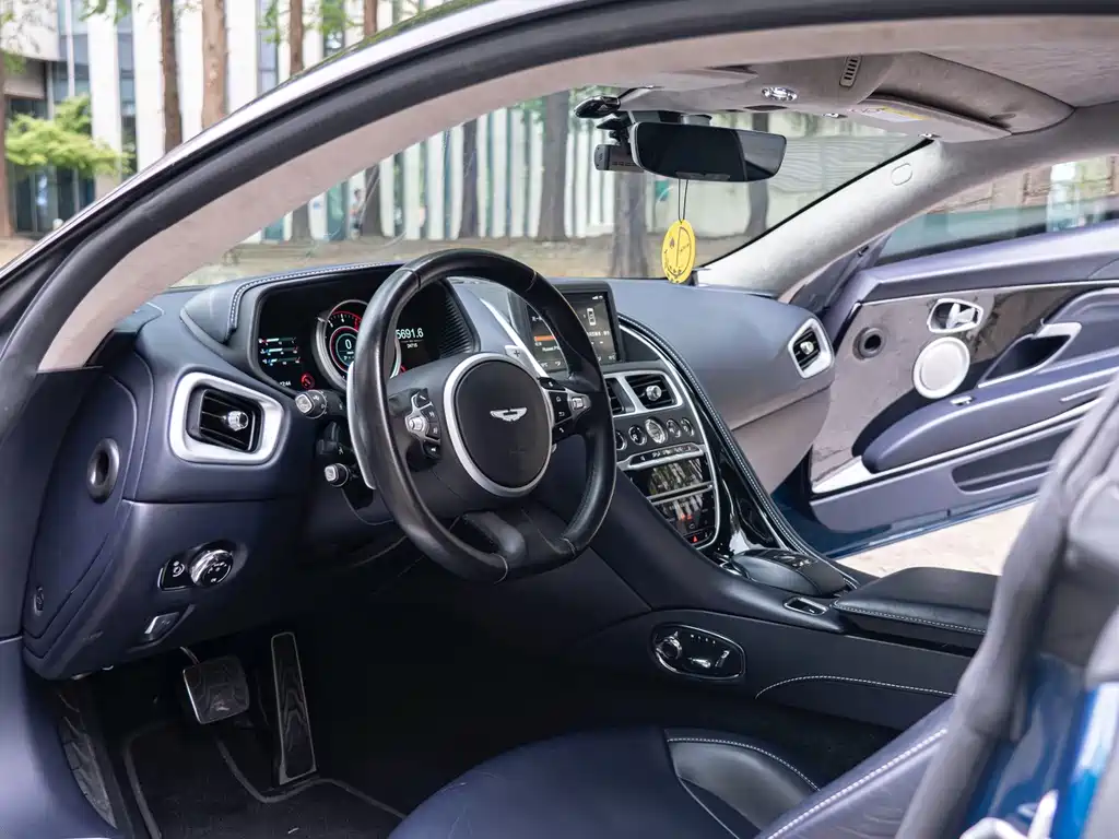 Aston Martin DB11 — миниатюра 11