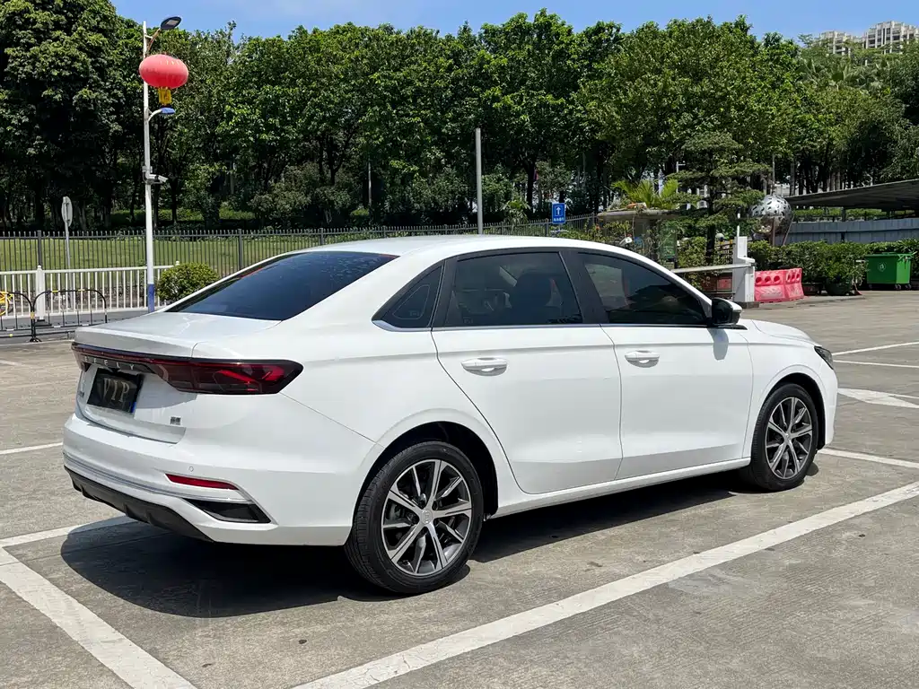 Geely Emgrand 2022 4 1.5L CVT Luxury