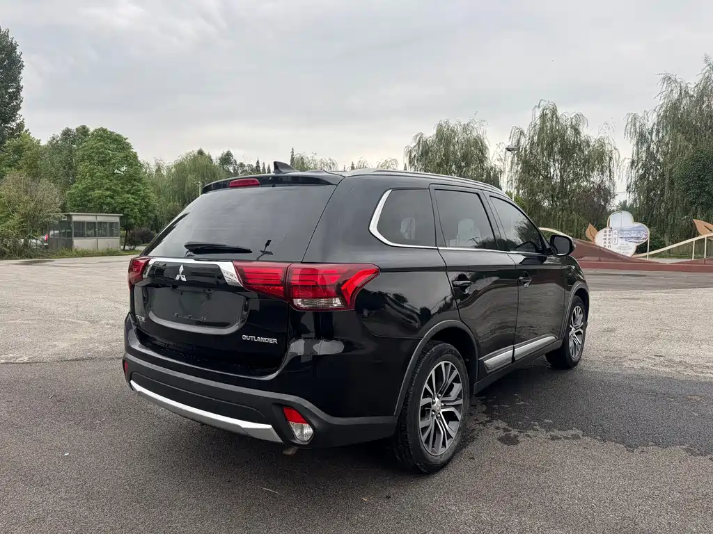 Mitsubishi Outlander — миниатюра 7