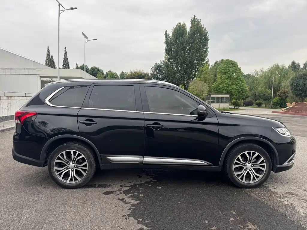 Mitsubishi Outlander — миниатюра 8