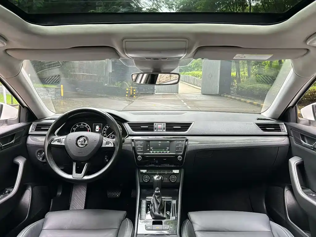 Skoda Superb — миниатюра 5