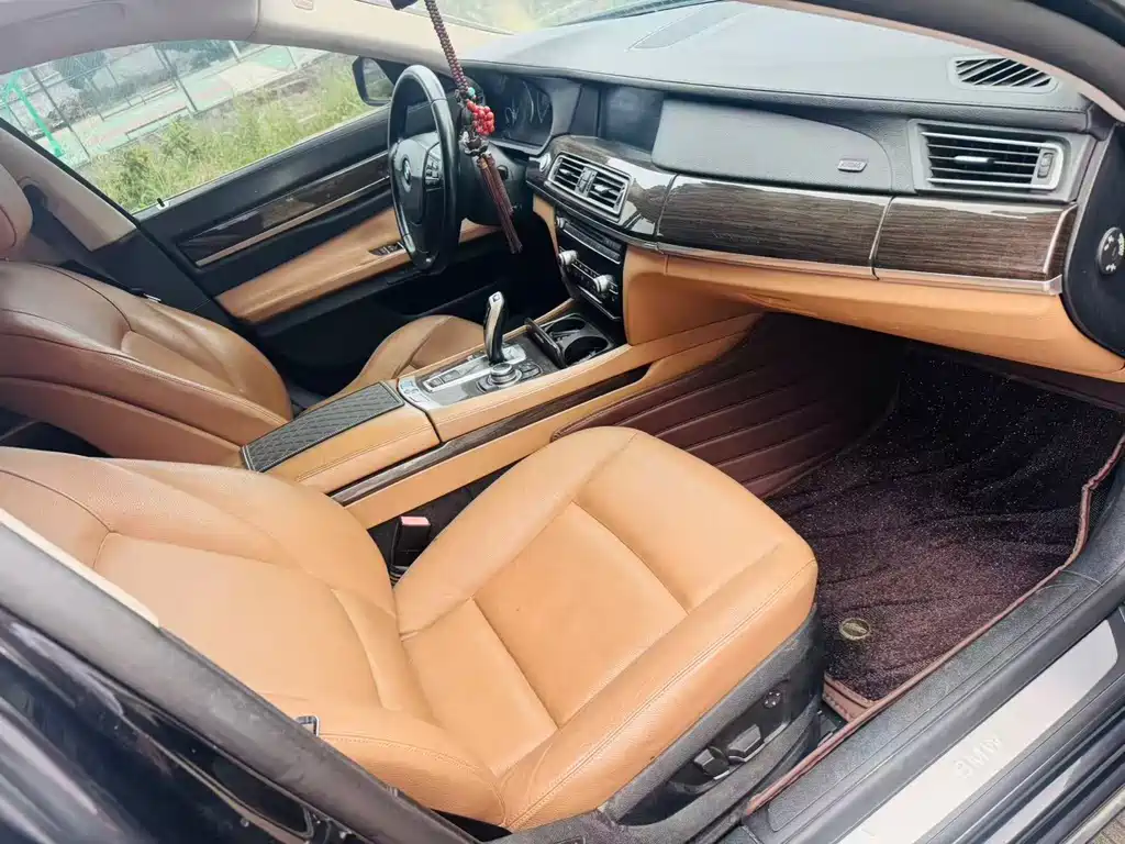 BMW 7 Series — миниатюра 9