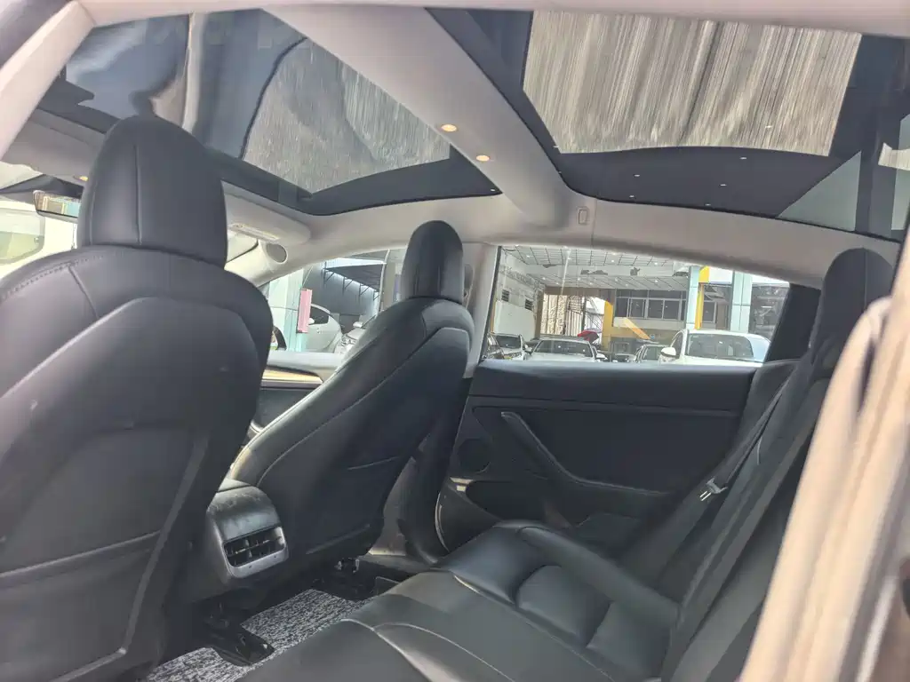Tesla Model 3 — миниатюра 7