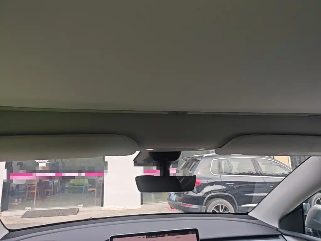 Tesla Model Y — миниатюра 18