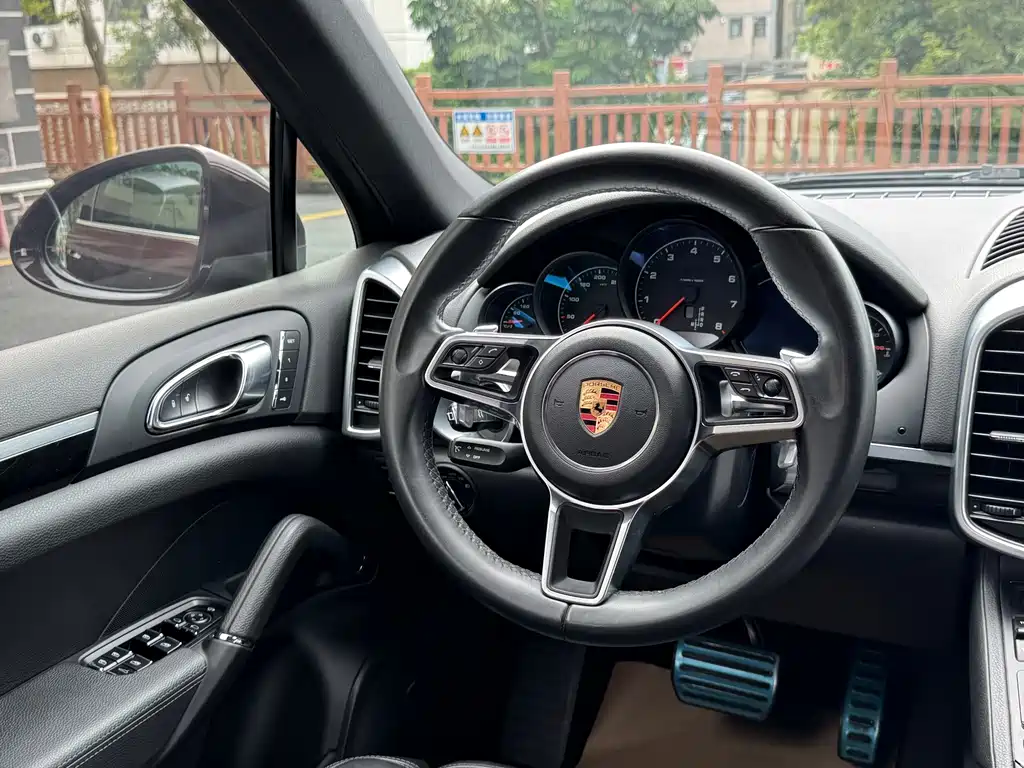 Porsche Cayenne — миниатюра 18