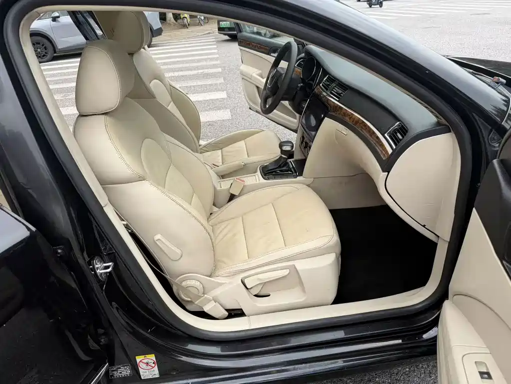 Skoda Superb — миниатюра 12