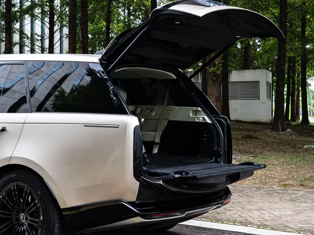 Land Rover Range Rover 2025 3.0 L6 400PS Long Wheelbase мест