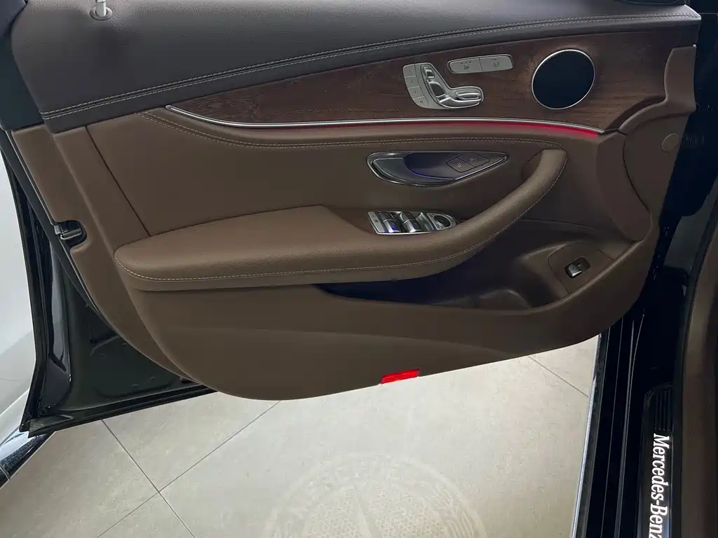 Mercedes-Benz E-Class — миниатюра 9