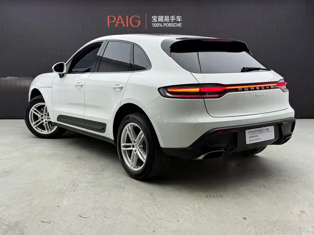 PORSCHE MACAN