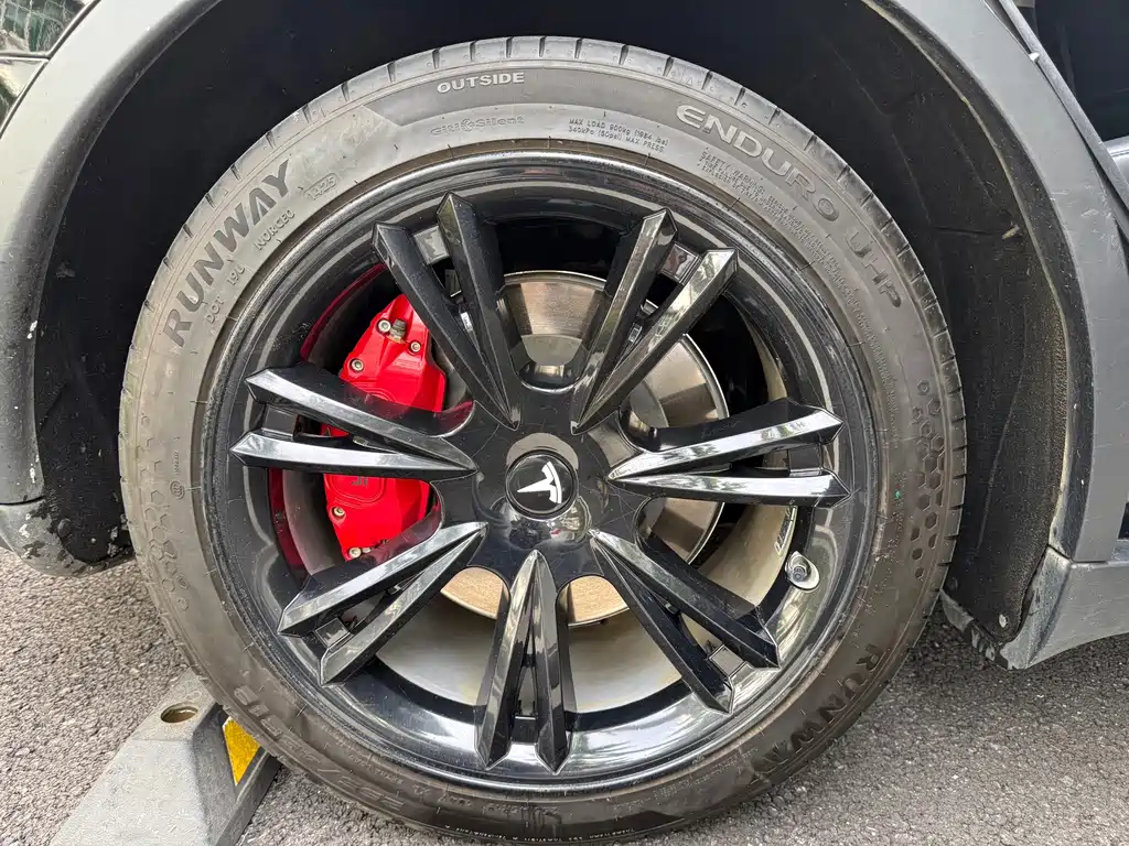 Tesla Model Y — миниатюра 7