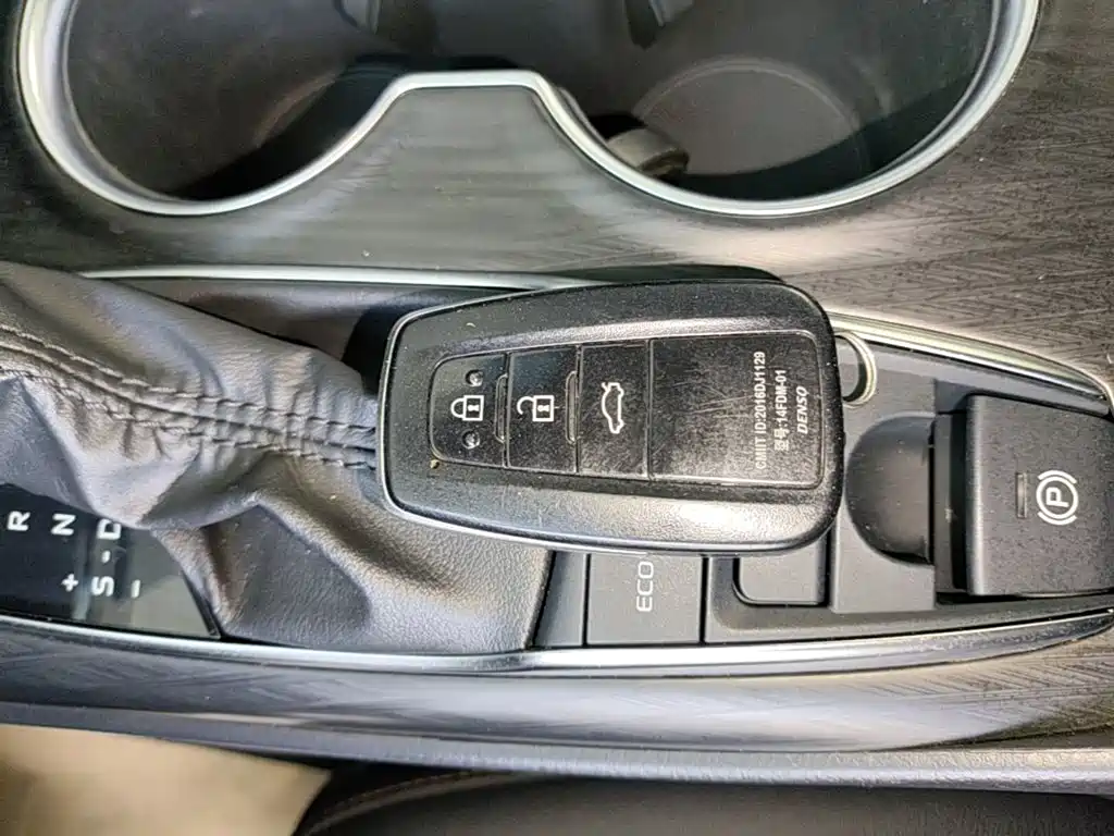 Toyota Camry — миниатюра 9