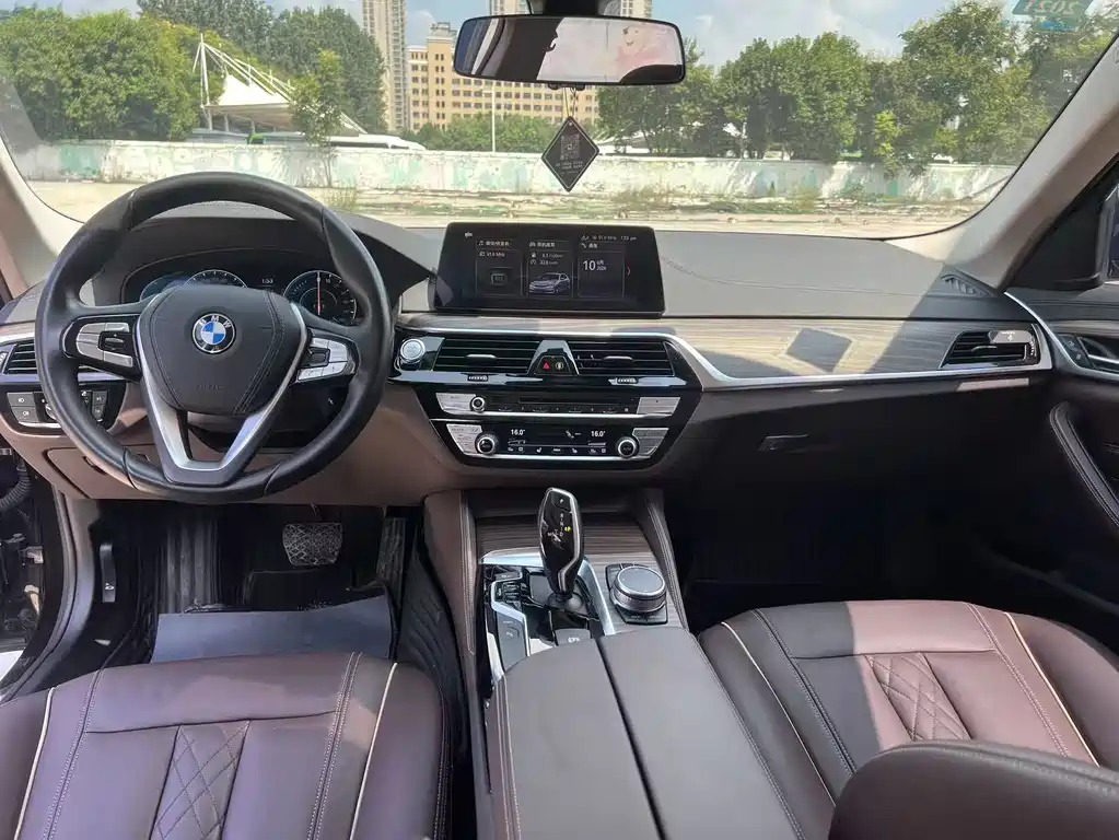 BMW 5 Series New Energy — миниатюра 5