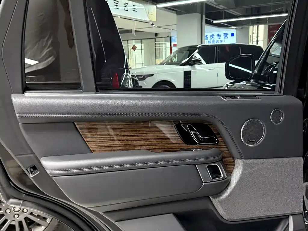Land Rover Range Rover — миниатюра 14