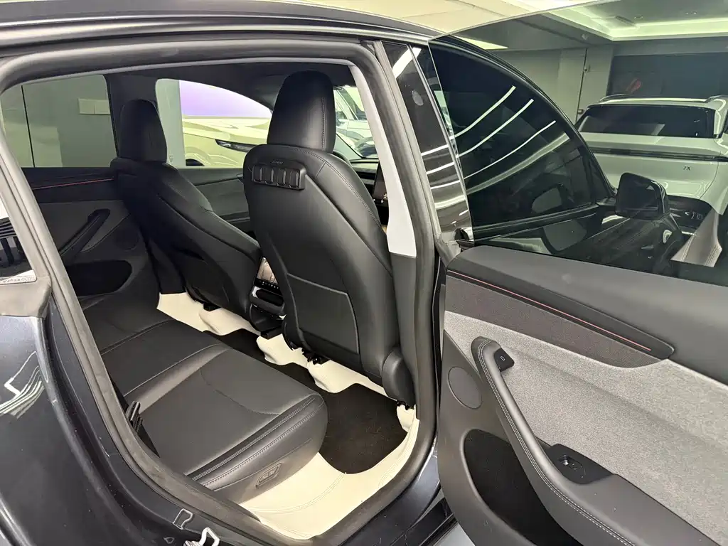 Tesla Model Y — миниатюра 2