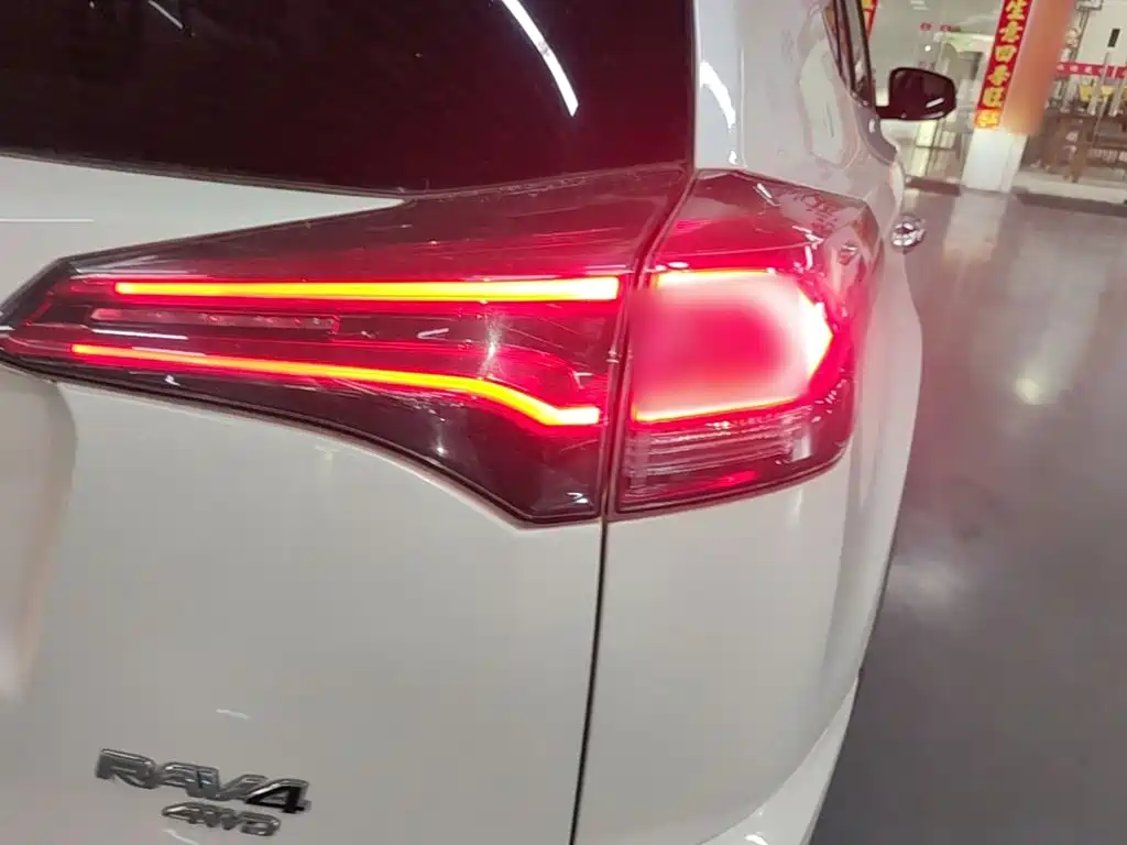 Toyota RAV4 — миниатюра 8