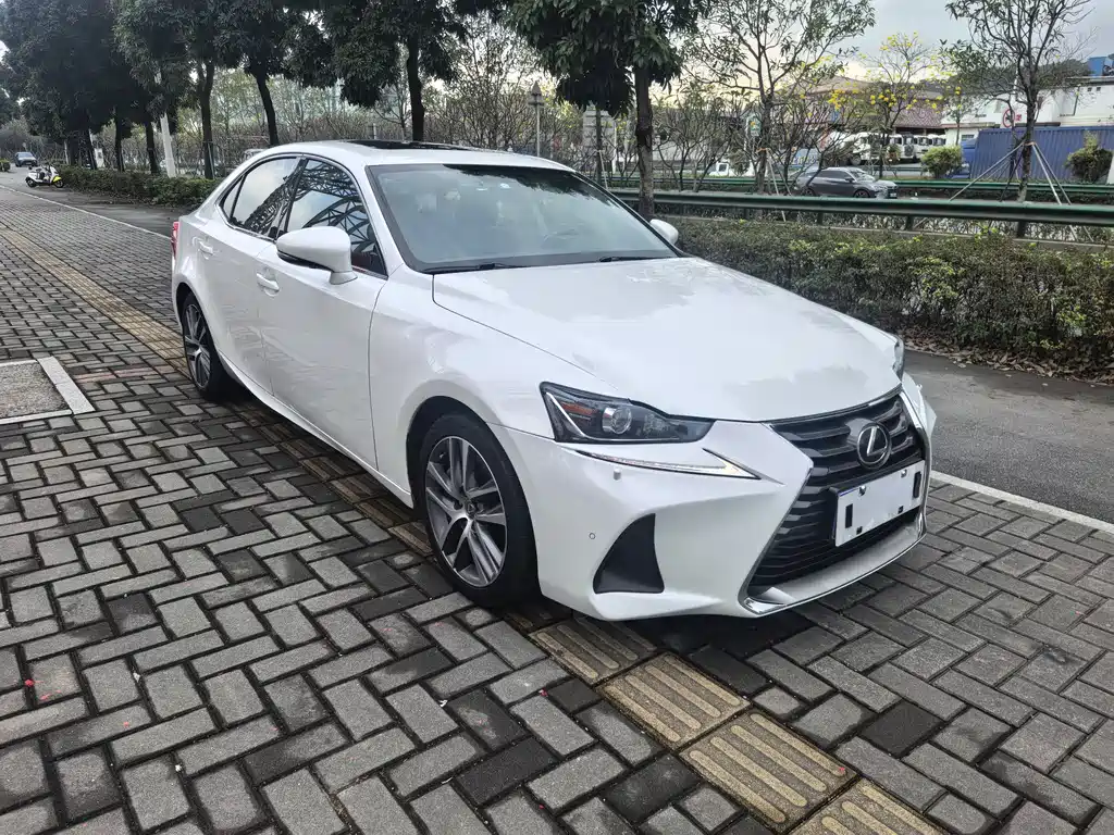 LEXUS IS