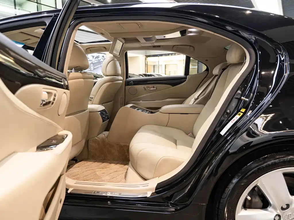 Lexus LS — миниатюра 10
