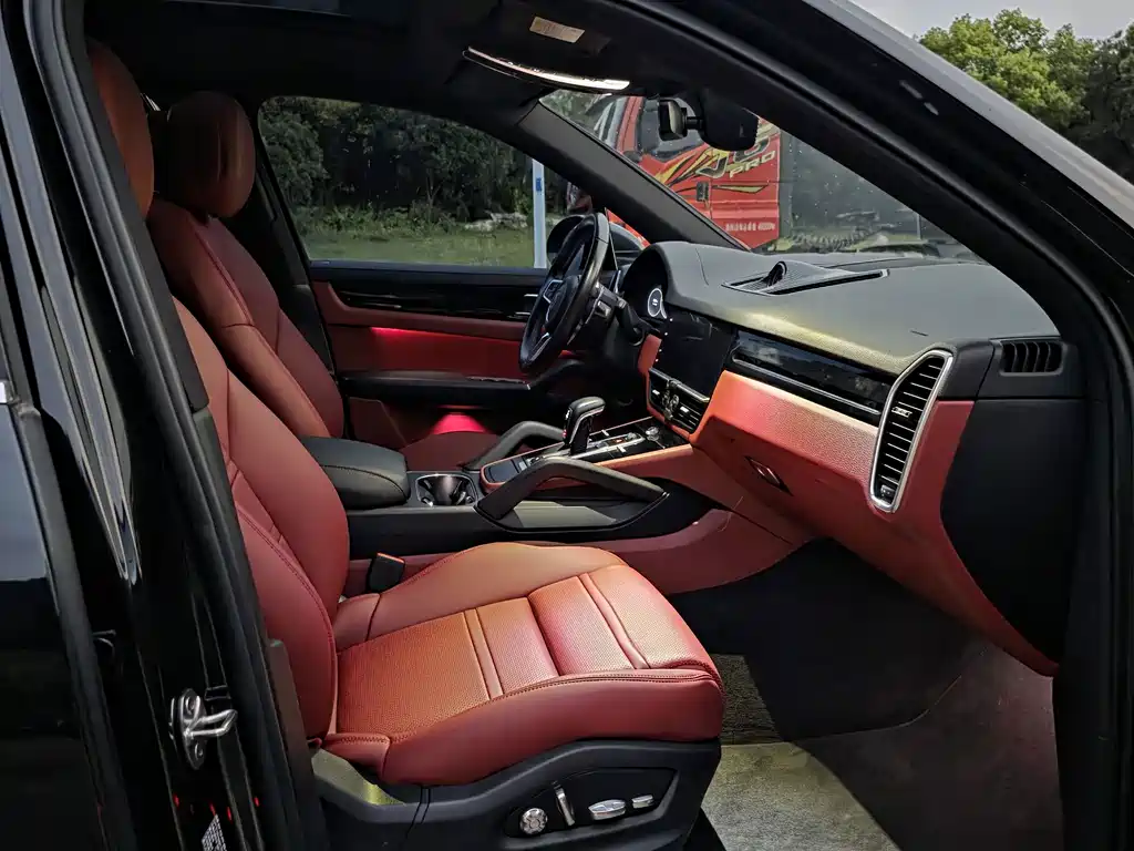 Porsche Cayenne — миниатюра 7