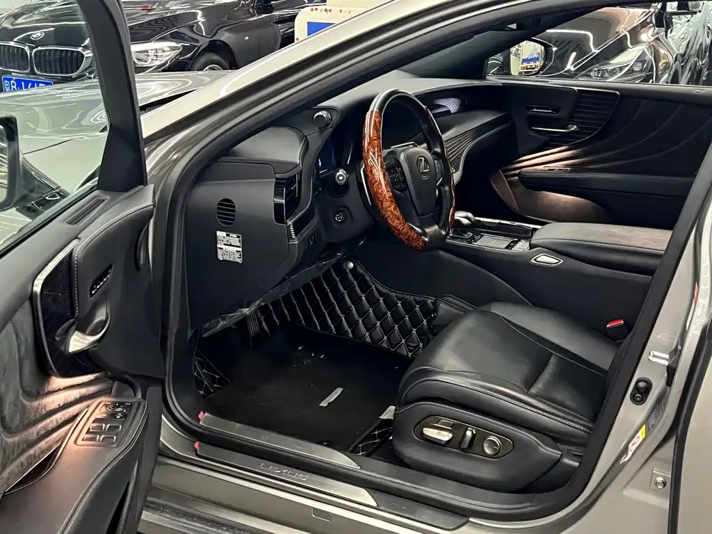 Lexus LS — миниатюра 3