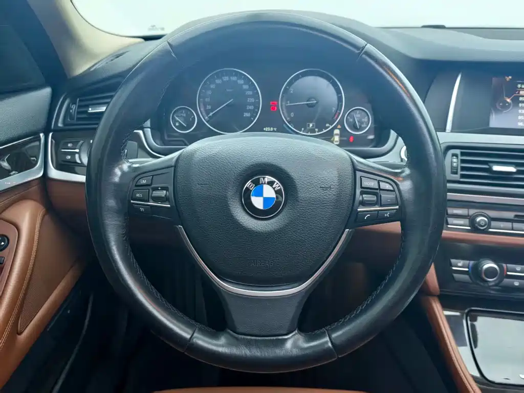 BMW 5 Series — миниатюра 9