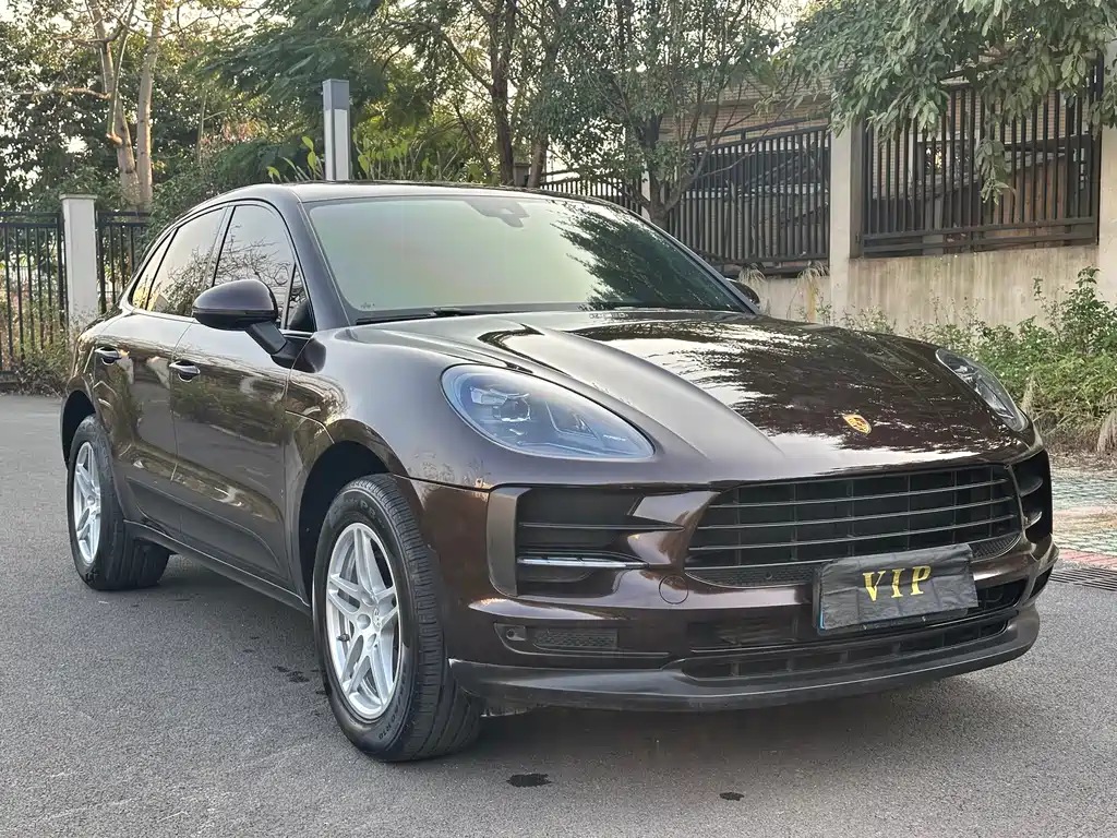 PORSCHE MACAN