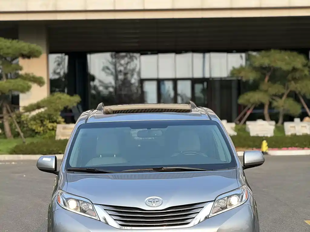 Toyota Sienna — миниатюра 3