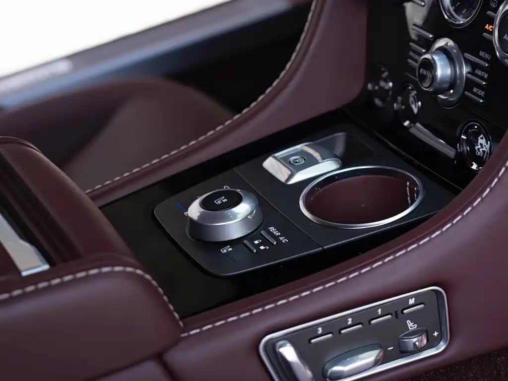 Aston Martin Rapide — миниатюра 14