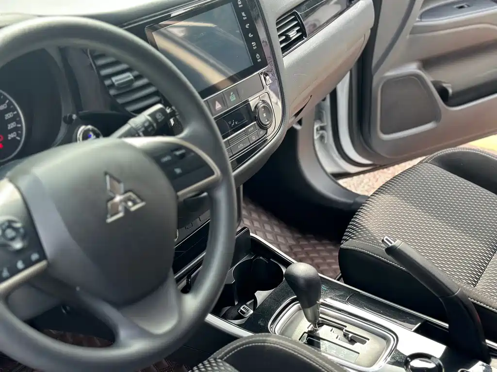 MITSUBISHI OUTLANDER