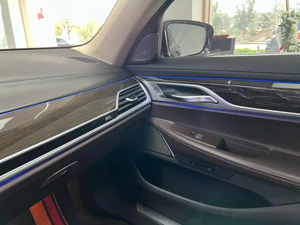 BMW 7 Series — миниатюра 8