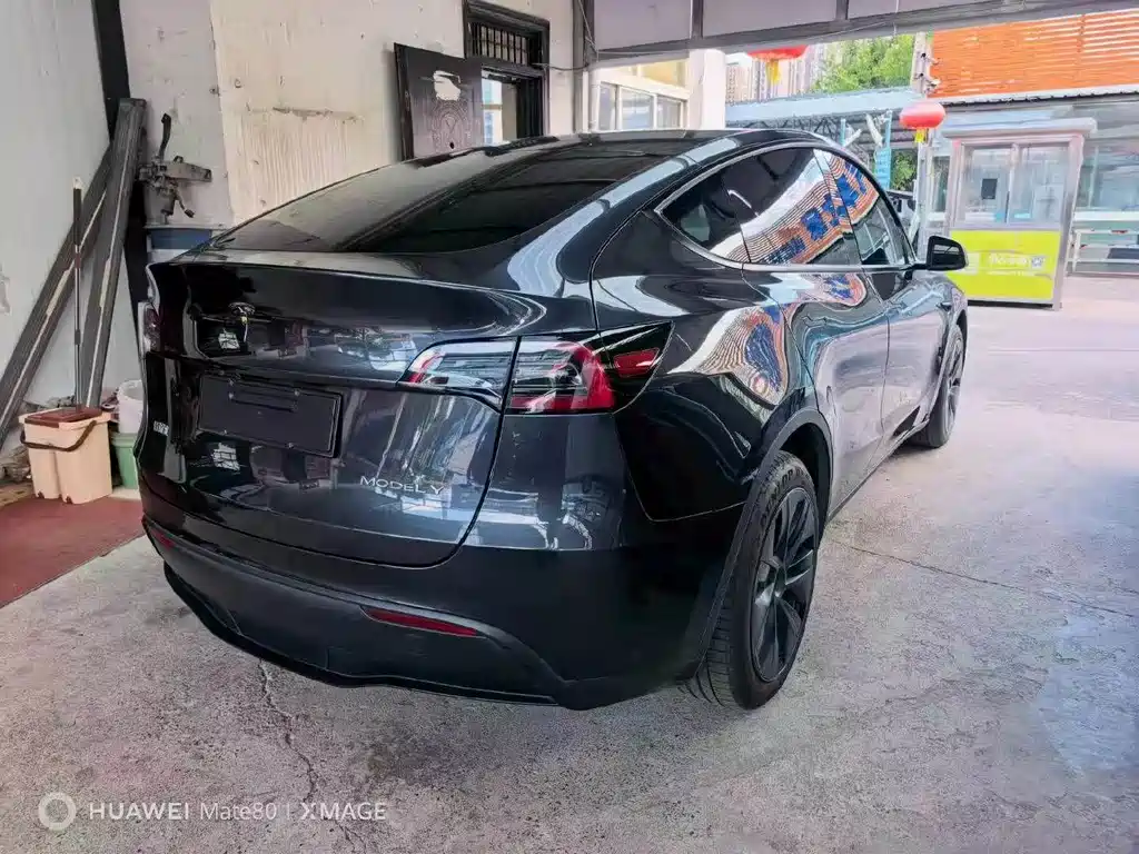 Tesla Model Y — миниатюра 9