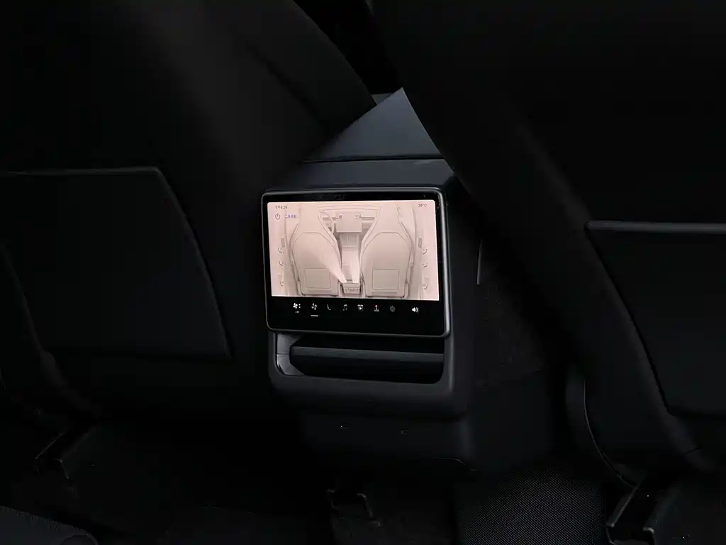 Tesla Model Y L — миниатюра 17