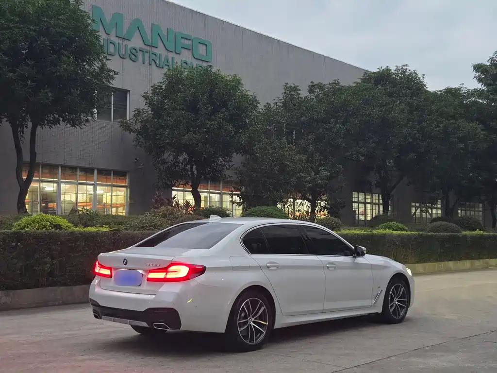 BMW 5 Series — миниатюра 7